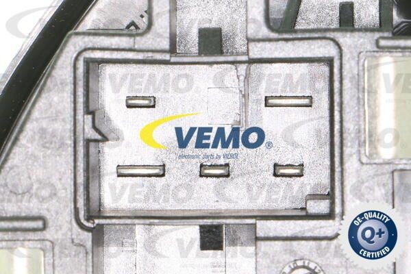Радиатор, охлаждение двигател V15-60-5014 VEMO